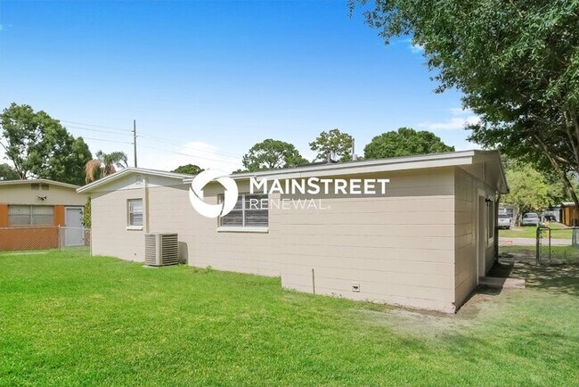 Building Photo - 3 Bedroom Pet-Friendly Home in Tampa, FL with Main Street Renewal