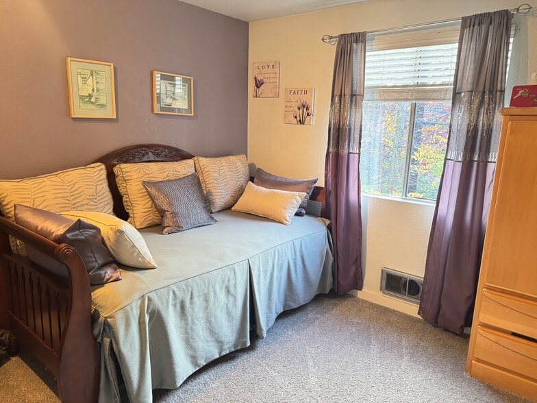 Second bedroom-upstairs - 932 22nd Ave S