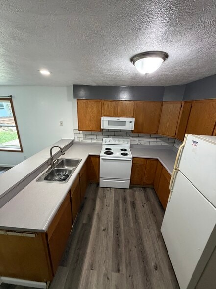 Kitchen - 938 Woodville Rd