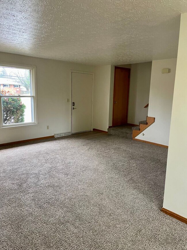 Building Photo - HALF DUPLEX W/ GARAGE LEX SCHOOLS!