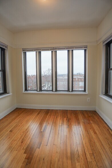 Building Photo - 7455 N Greenview Ave