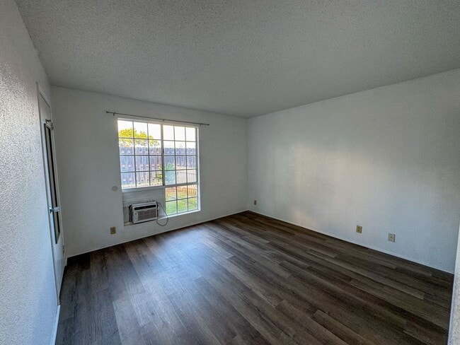 Building Photo - Available Now. 2BD/2BA/1PKG townhome at Vi...