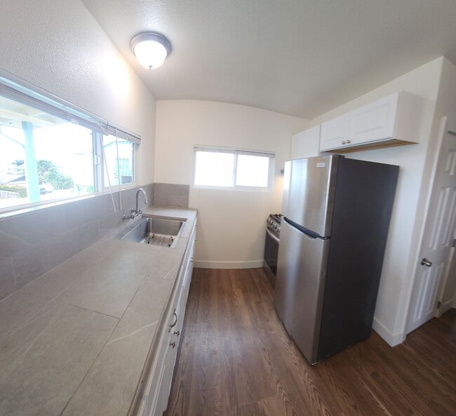 Building Photo - Views of Morro Bay in this cozy hillside cottage!