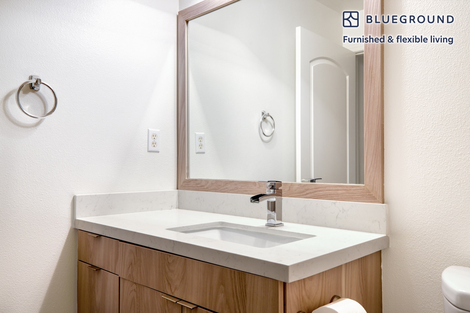 Building Photo - 5710 Crescent Prk E