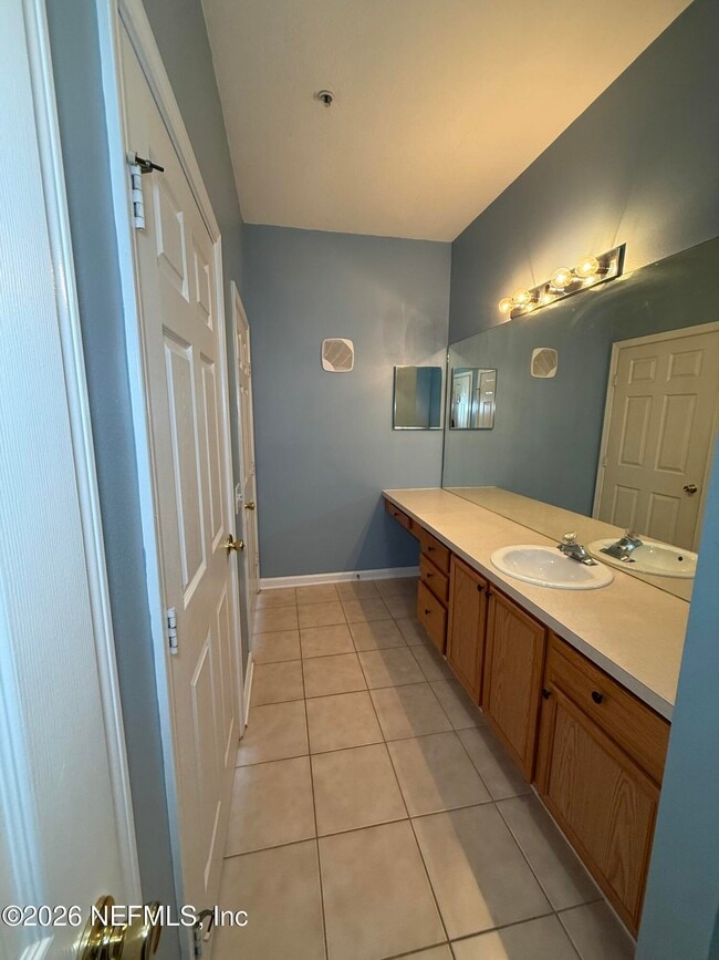 Building Photo - 7990 Baymeadows Rd