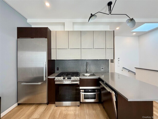 Building Photo - 71-57 69th Pl