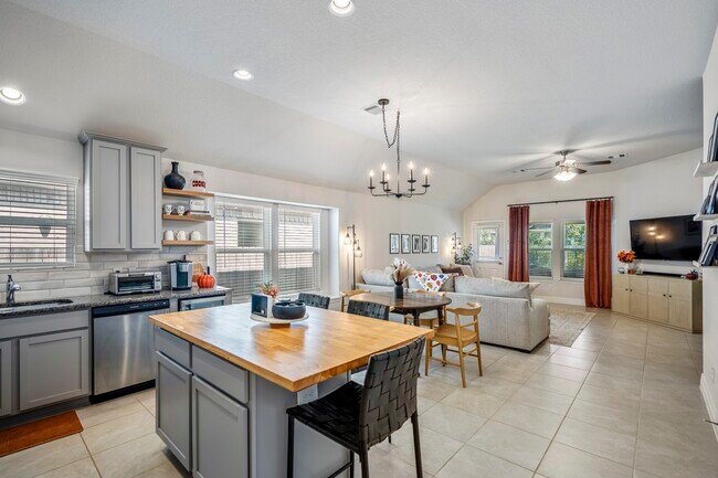 Building Photo - 40527 Goldeneye Pl