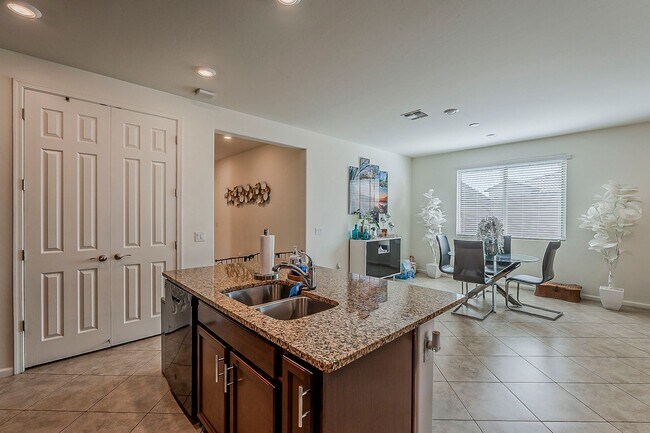 Building Photo - Modern Comfort Meets Smart Living in Vail!
