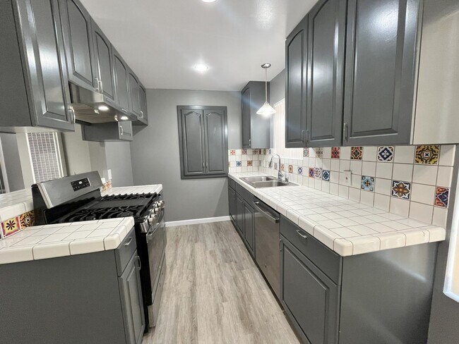 Building Photo - *MOVE-IN SPECIAL* - 2 BD 1 BA UPSTAIRS W/ ...