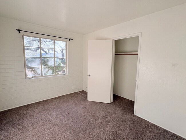 Building Photo - 3 Bed/2 Bath home with backyard and swimming pool!