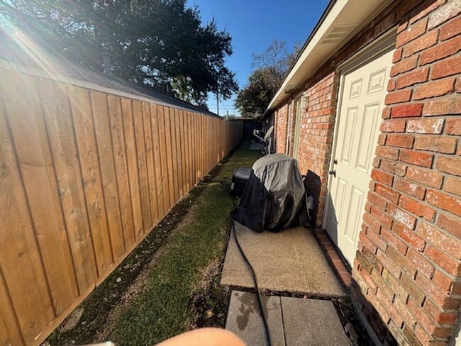 Building Photo - 6114 Parkforest Dr