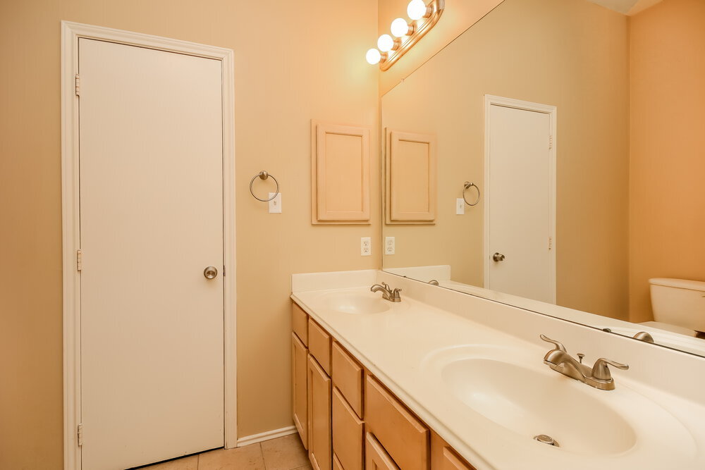 Building Photo - 2610 Heather Knoll Dr