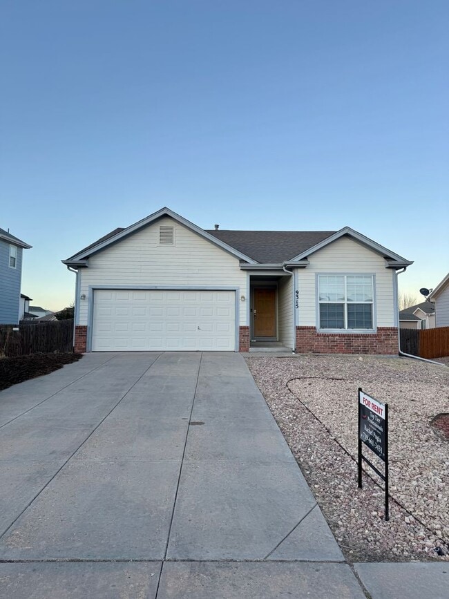 Building Photo - 3 Bedroom Home in Peyton