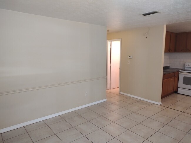 Building Photo - 119 Lithia Pinecrest Rd