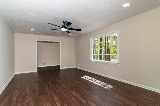 Building Photo - 4375 Lake Idylwilde Dr