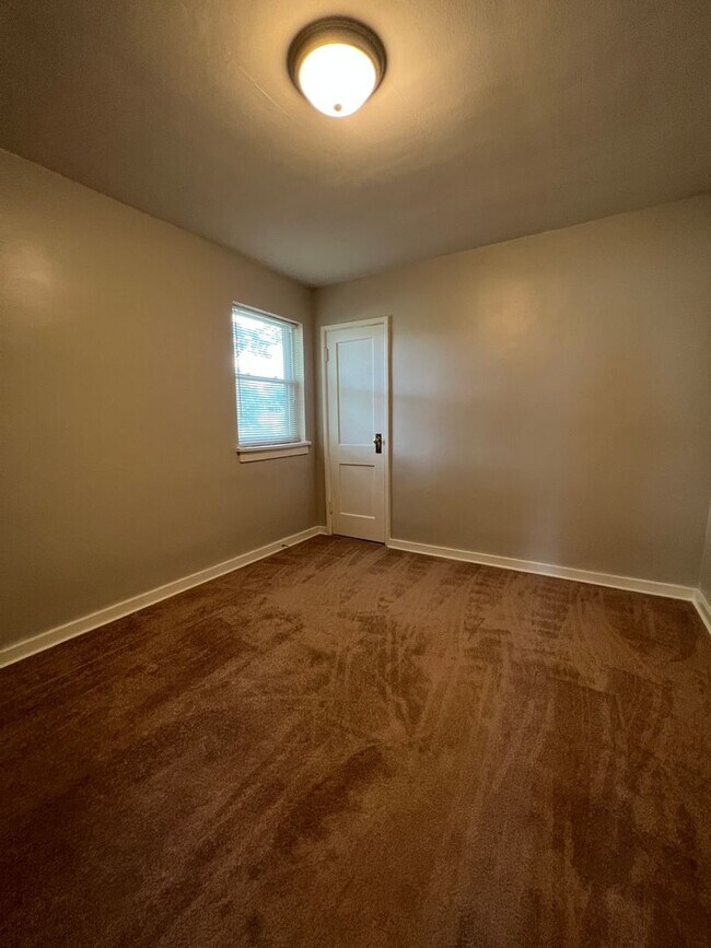 Building Photo - 1257 W 6th St