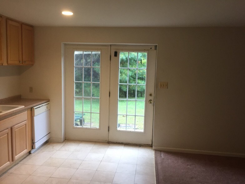 Entry door 1 - 4300 Stablemere Ct
