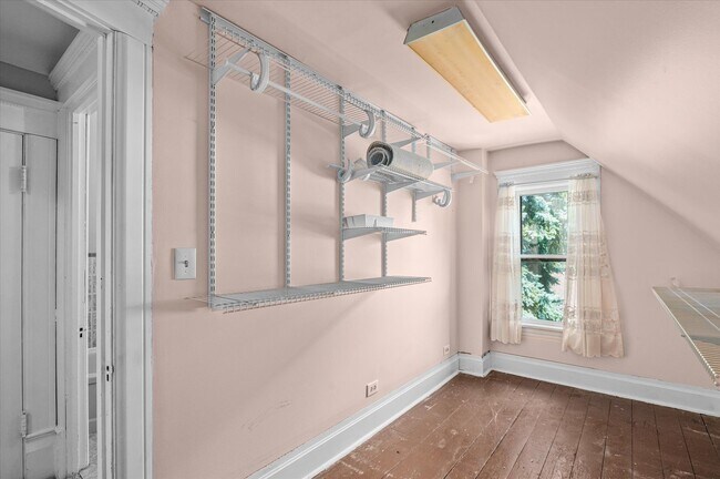 Building Photo - 145 Maple St