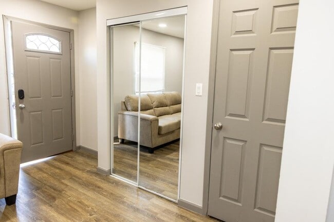 Building Photo - 1420 Villa Ct