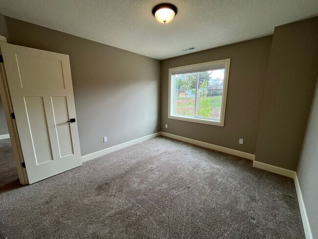 Building Photo - Spacious Townhome Style Duplex Unit