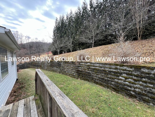 Building Photo - Spacious Split Level Home in Cave Spring