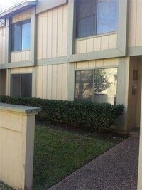 Building Photo - 3/1.5 Townhouse in Great location