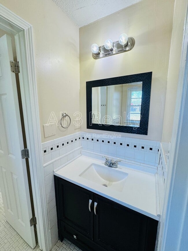 Building Photo - 641 Groveland Dr