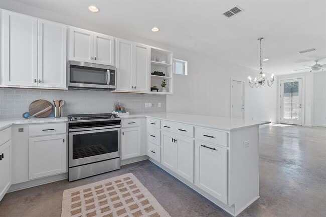 Building Photo - 801 N Bluff Dr