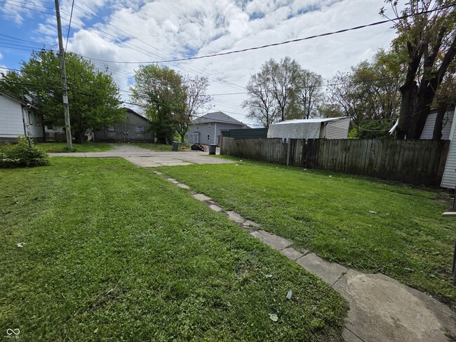 Building Photo - 557 N Dearborn St