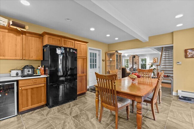 Building Photo - Well-Cared for historic beauty in private setting tucked in the Hill Section