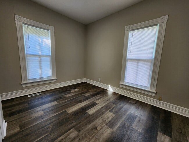 Building Photo - Spacious 3-Bedroom, 1-Bathroom Home AVAILA...