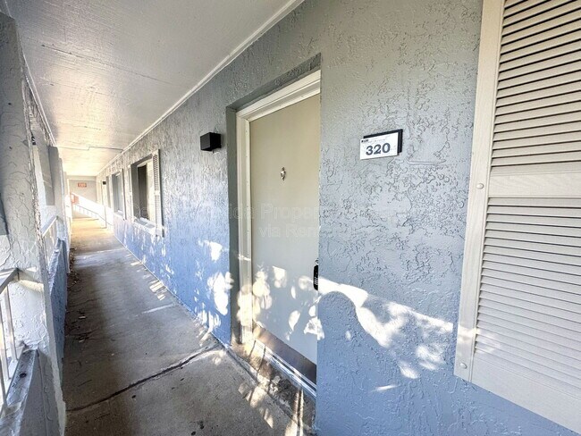 Building Photo - 120 Blue Pointe Way