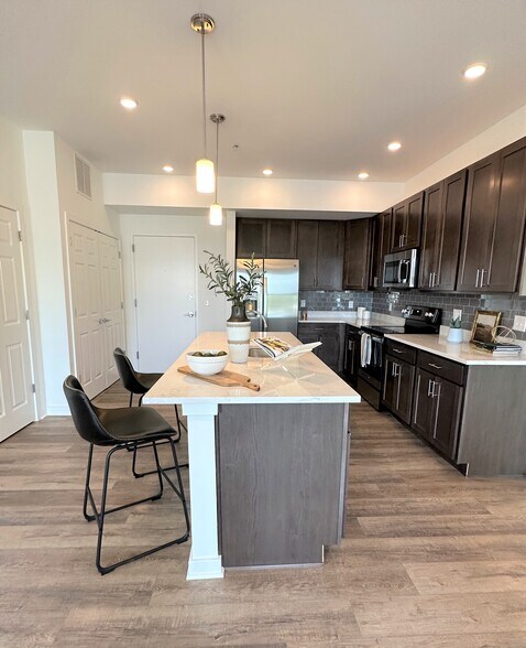 Building Photo - 660 E Cypress St