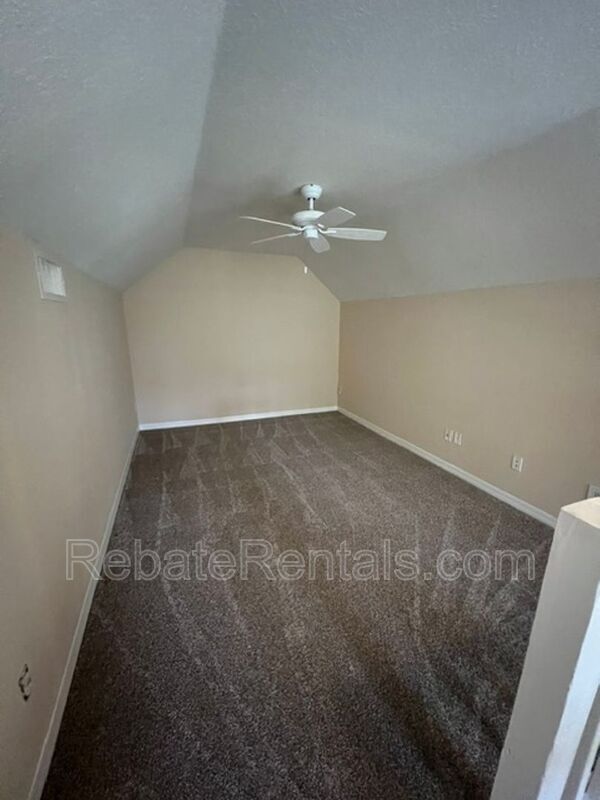 Building Photo - 13700 Richmond Park Dr N