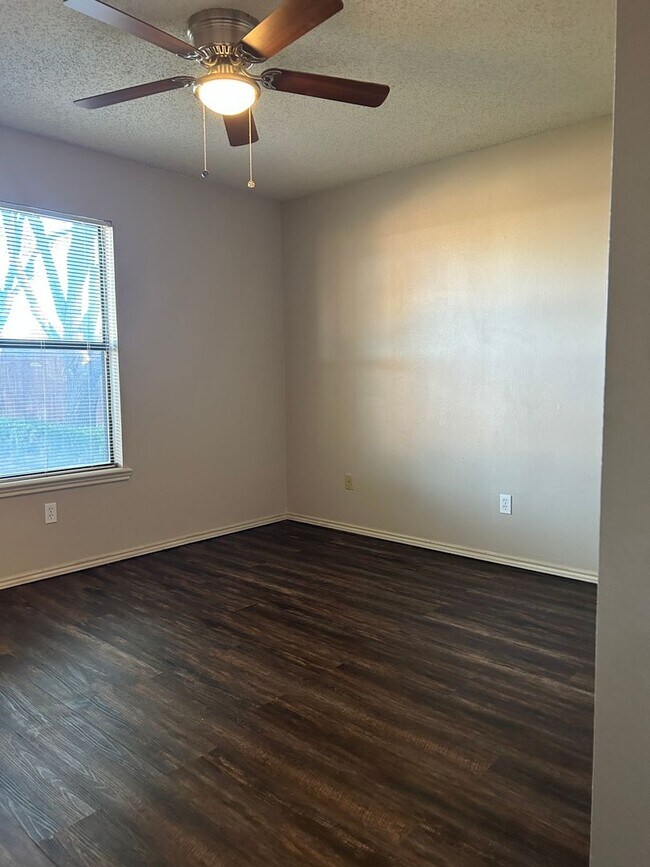 Building Photo - Beautiful Home with Natural Lighting Down the Street from Walmart & Tinseltown!