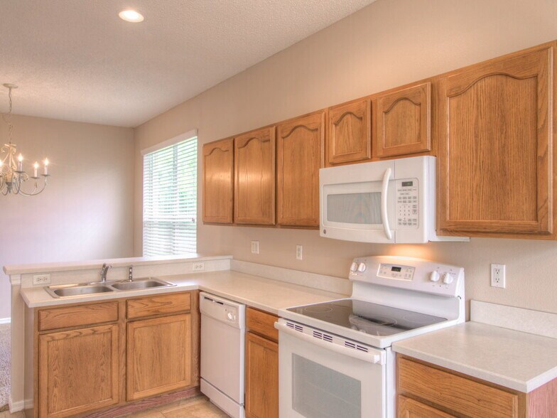 Building Photo - 14200 Viburnum Ln
