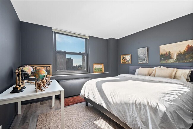 Building Photo - 5701 N Sheridan Rd