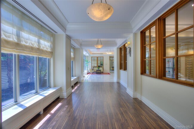 Building Photo - 300 E Overlook
