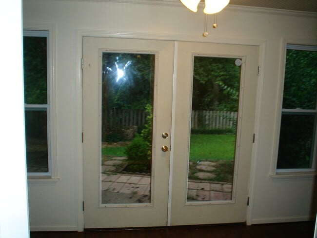 Building Photo - QUESTIONS PLEASE CONTACT Peggy Goodman 501...