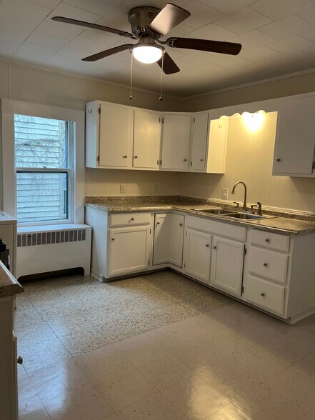 Building Photo - 513 S Albany St