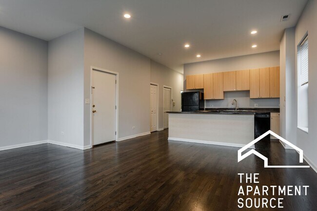 Building Photo - HUGE 2BR/1BA Close to Blue Line!