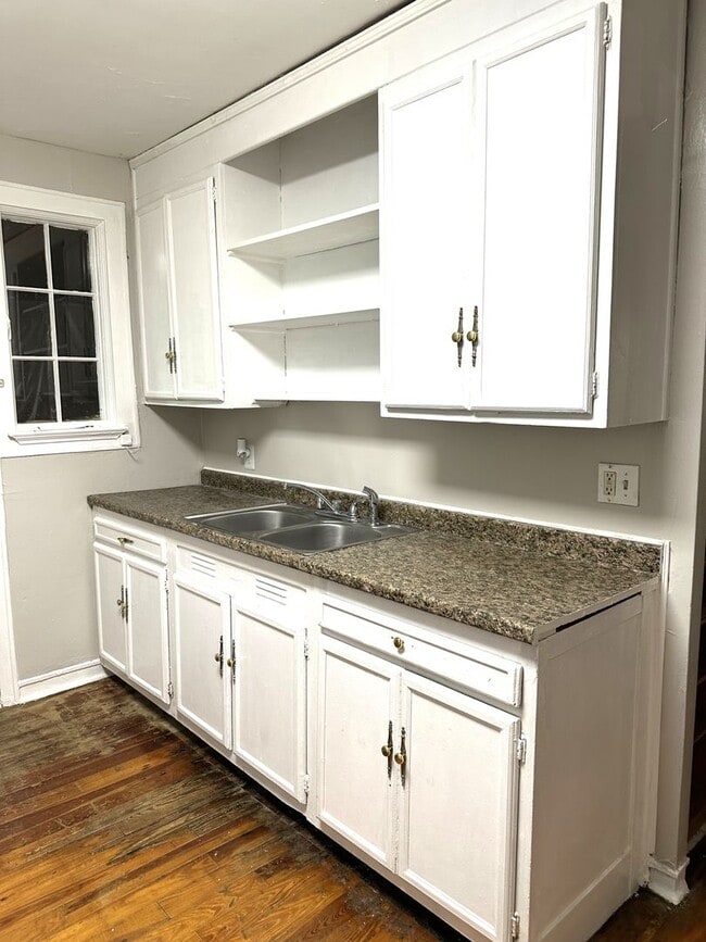 Building Photo - ONE LEVEL DUPLEX UNIT IN KINGSPORT NOW AVA...