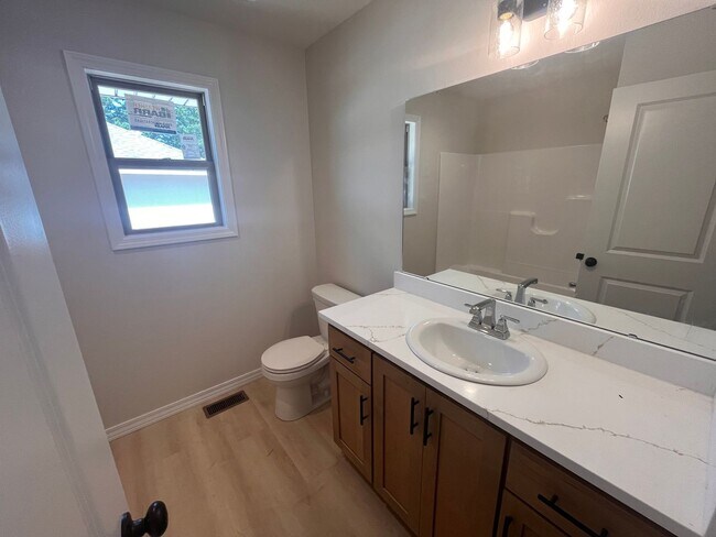 Building Photo - Beautiful, brand-new, 3-bedroom, 2-bath home in Nixa with a 3-car garage.