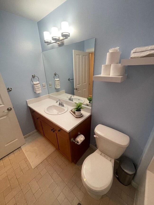 Building Photo - Spacious 3BD/2.5BTH Available for Lease in...