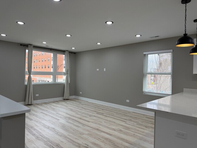 Building Photo - 736 N Pine Ave