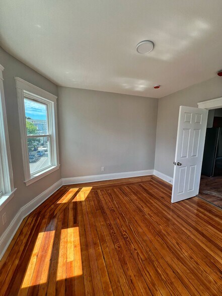 Building Photo - 237 Cowden St