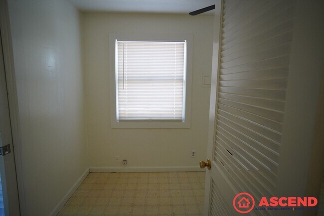 Building Photo - 512 Woodrow Ave