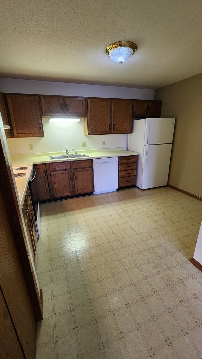 Building Photo - Large 2 Bed Apartment! Available Now! - 1/...