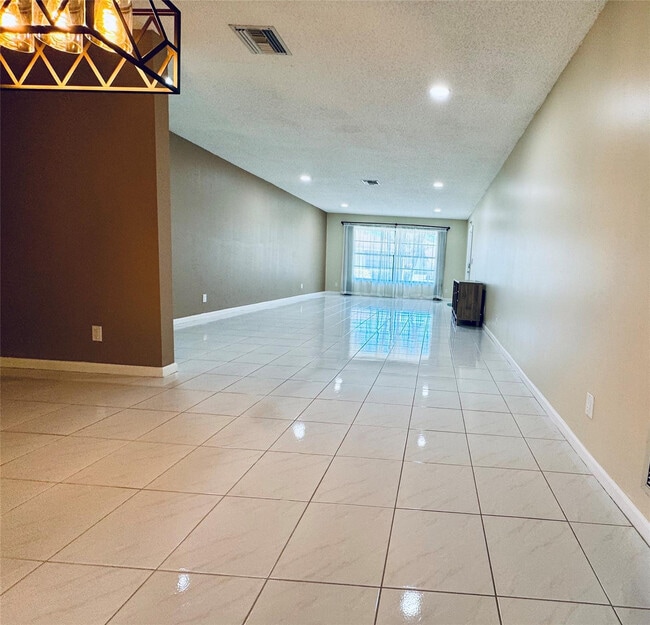 Building Photo - 9870 Pecan Tree Dr