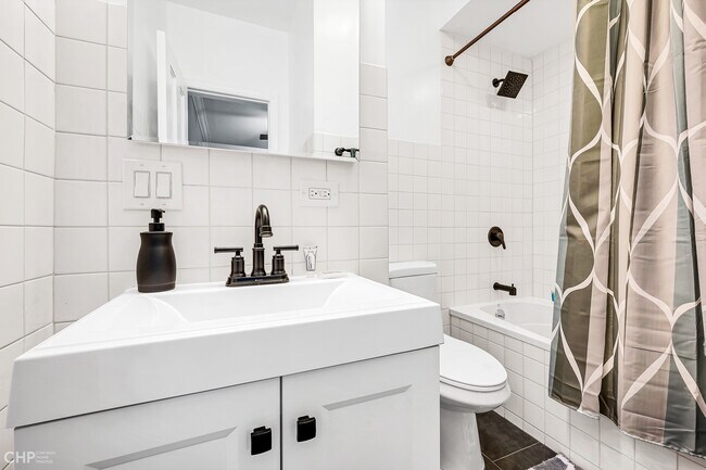 Building Photo - 2202 N Clybourn Ave